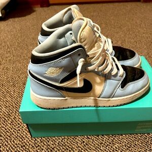 Jordan 1 mid blue ice (2022)